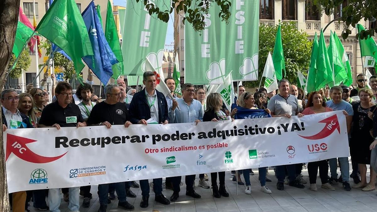 Concentración de miembros del FSIE con Federico Faus, secretario general del sindicato.