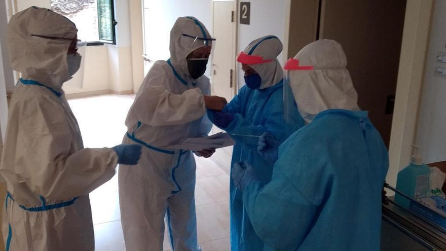 Voluntaris d&#039;Open Arms i personal de l&#039;ICS fent testos PCR al geriàtric Maria Gay de Girona