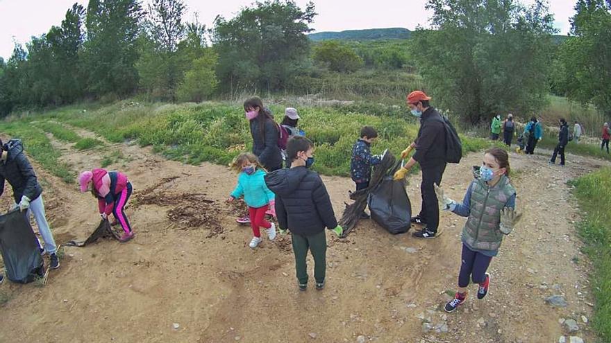 Personas de todas las edades participaron en la recogida de residuos. | SERVICIO ESPECIAL