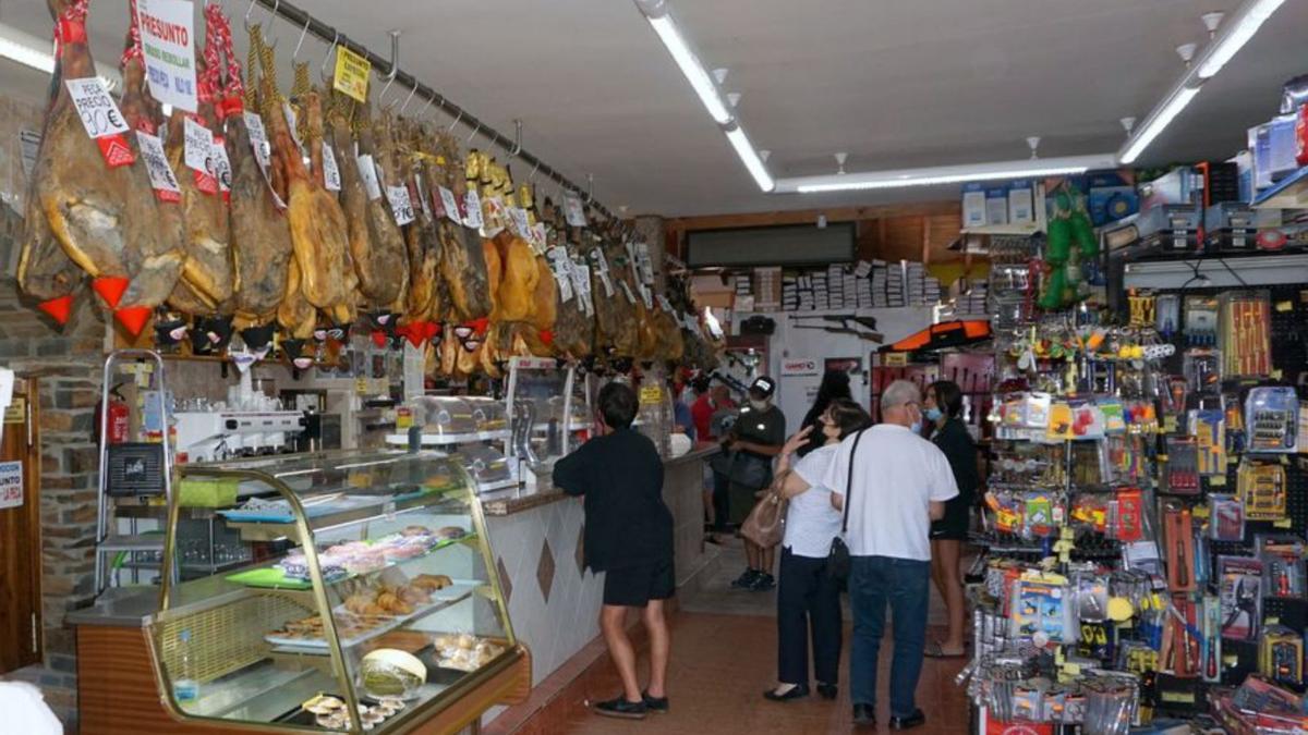 Imágen del hipermercado que encuentran los clientes en la estación de servicio “La Chuca”, en Sejas de Aliste, junto a la N-122.