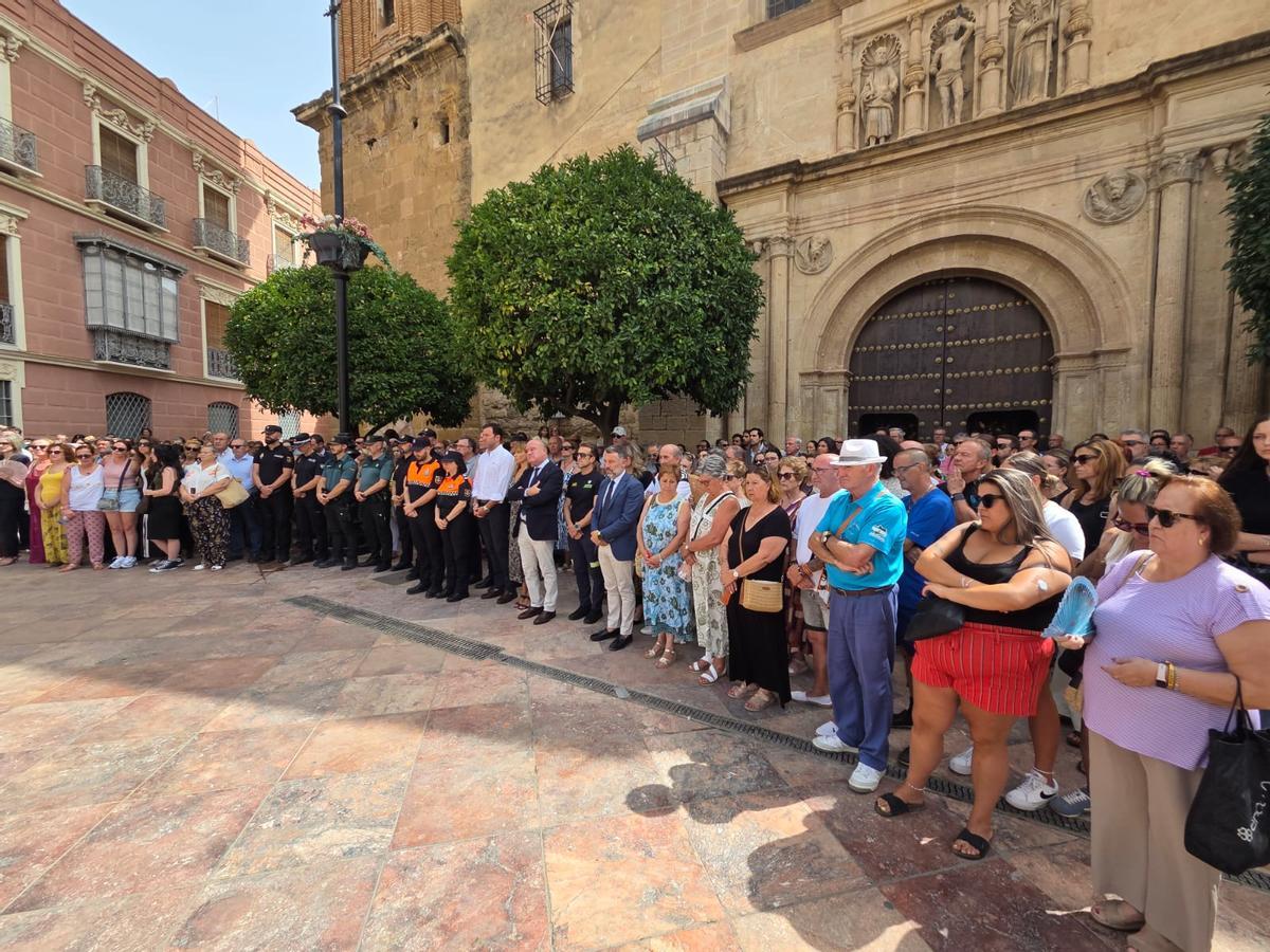 Minuto de silencio en Antequera por la mujer víctima de violencia machista.