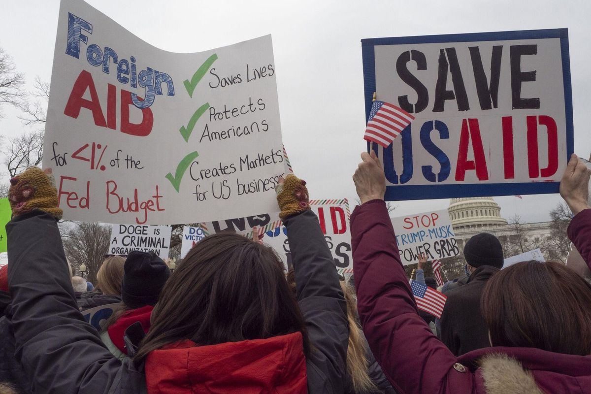 Manifestantes protestan cerca del Capitolio de Estados Unidos contra los recortes drásticos en del presidente Donald Trump, incluido el cierre de la Agencia de Estados Unidos para el Desarrollo Internacional (USAID)