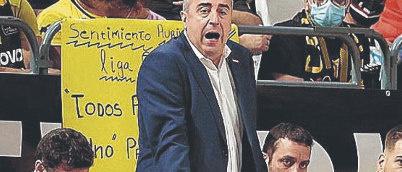 Txus Vidorreta gesticula durante el partido de ayer.