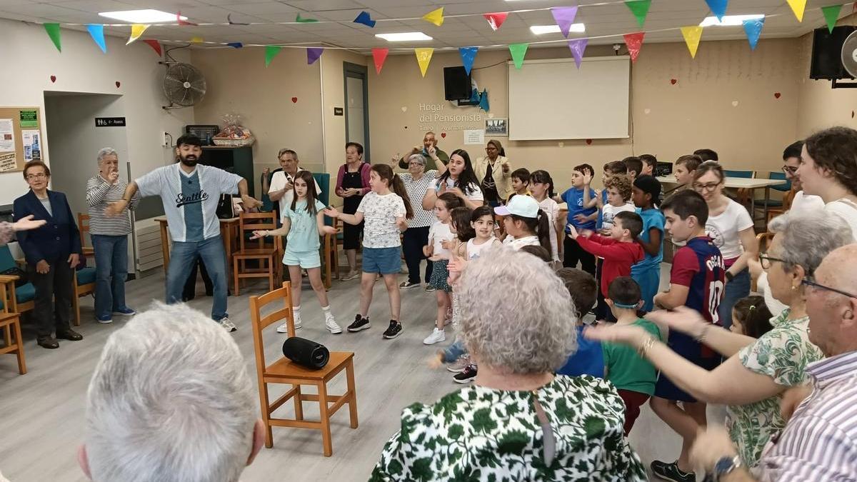 Un momento de las actividades de baile desarrolladas en la jornada intergeneracional.