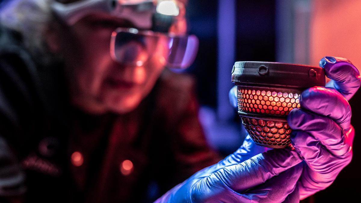 Una investigadora sostiene la estructura del huevo artificial.