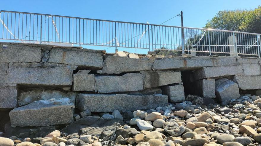 El Concello anuncia una reparación de urgencia en el acceso a la playa de O Santo, en peligro de derrumbe
