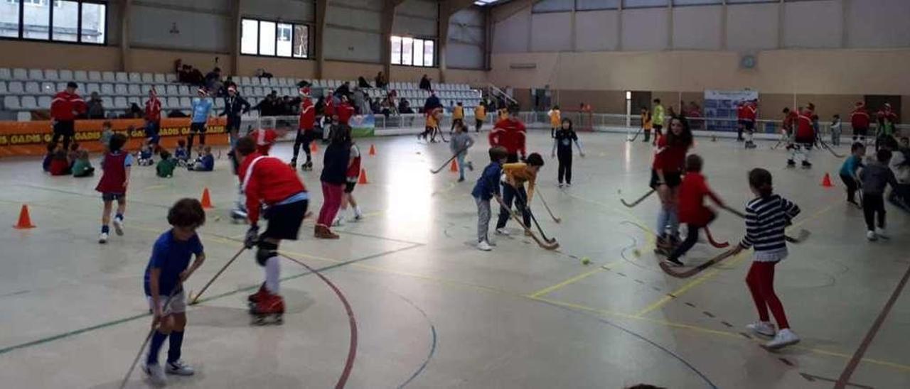 La entrega de medallas tras el festival en el pabellón del Carmen. FdV