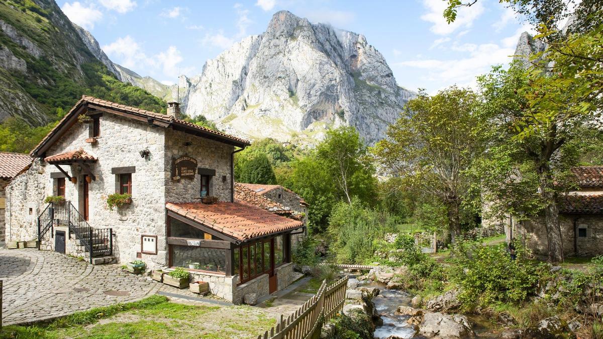 Bulnes es uno de los pueblos más bonitos de los Picos de Europa asturianos