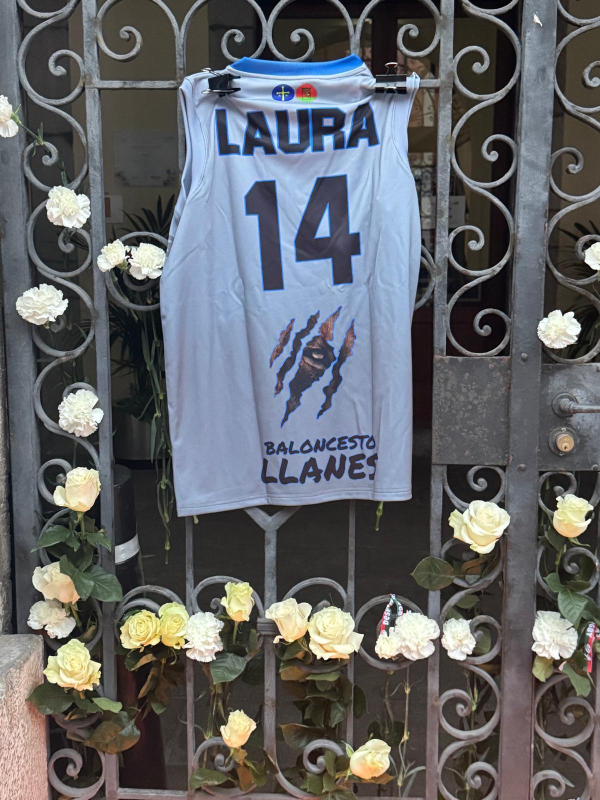 En imágenes: un guardia civil mata a su exmujer en el cuartel de Llanes y muere tras un tiroteo con compañeros en su huida En imágenes: un guardia civil mata a su exmujer en el cuartel de Llanes y muere tras un tiroteo con compañeros en su huida