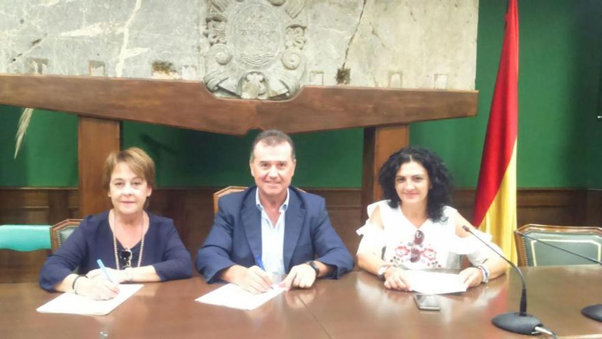 Un momento de la firma del acuerdo entre ADIS y el Ayuntamiento de Benejúzar