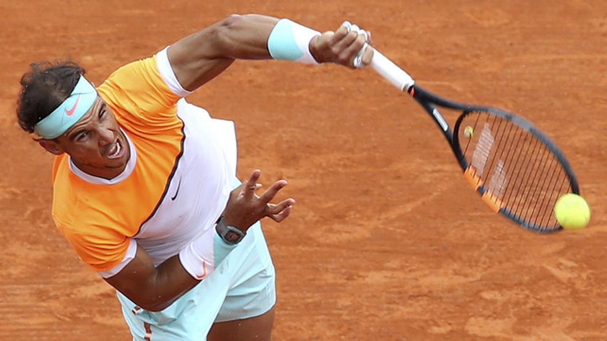 Rafael Nadal realiza un saque durante el partido contra John Isner, en el Master 1.000 de Montecarlo