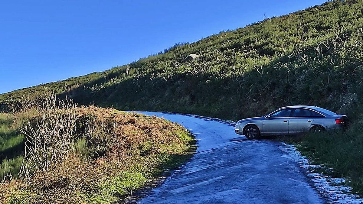 El vehículo que quedó atrapado en el hielo en el monte de Xiabre, en Vilagarcía.   | // FDV