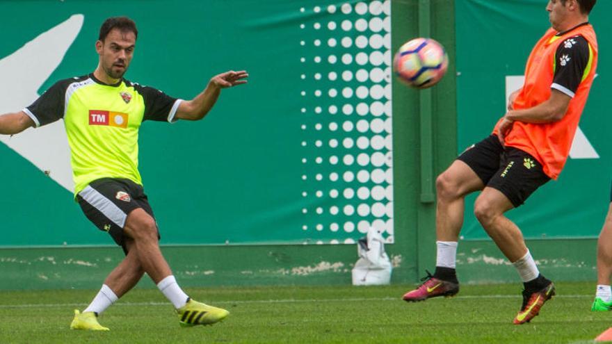 Matilla, en el entrenamiento junto a Hervías, no jugará inicialmente ante el Sevilla Atlético