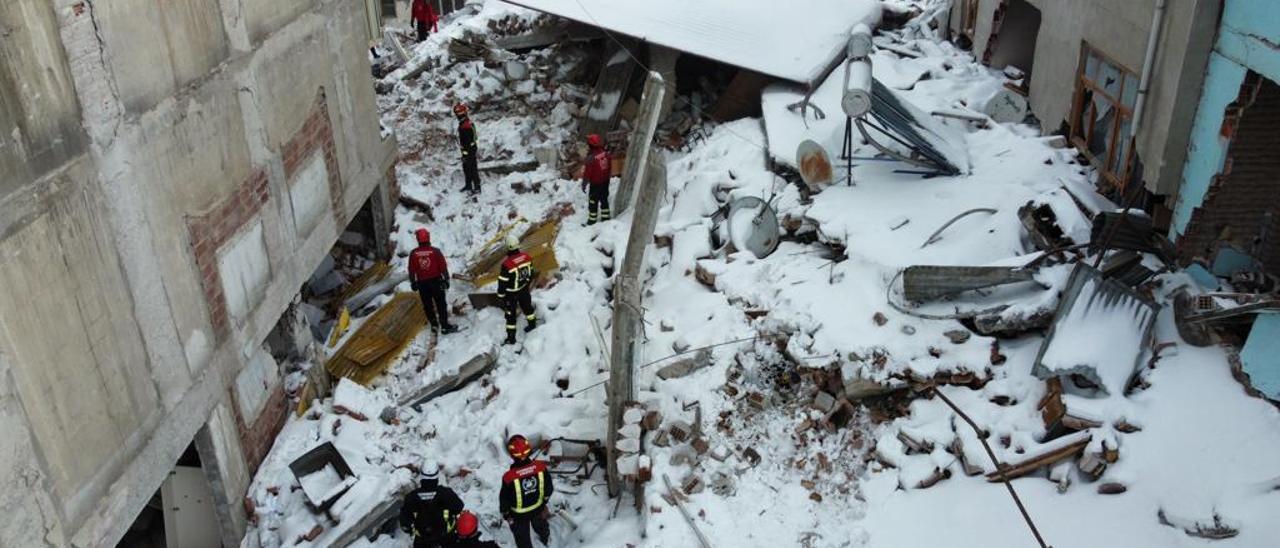 El equipo donde se encuentran los tres bomberos de Córdoba, entre nieve y escombros.