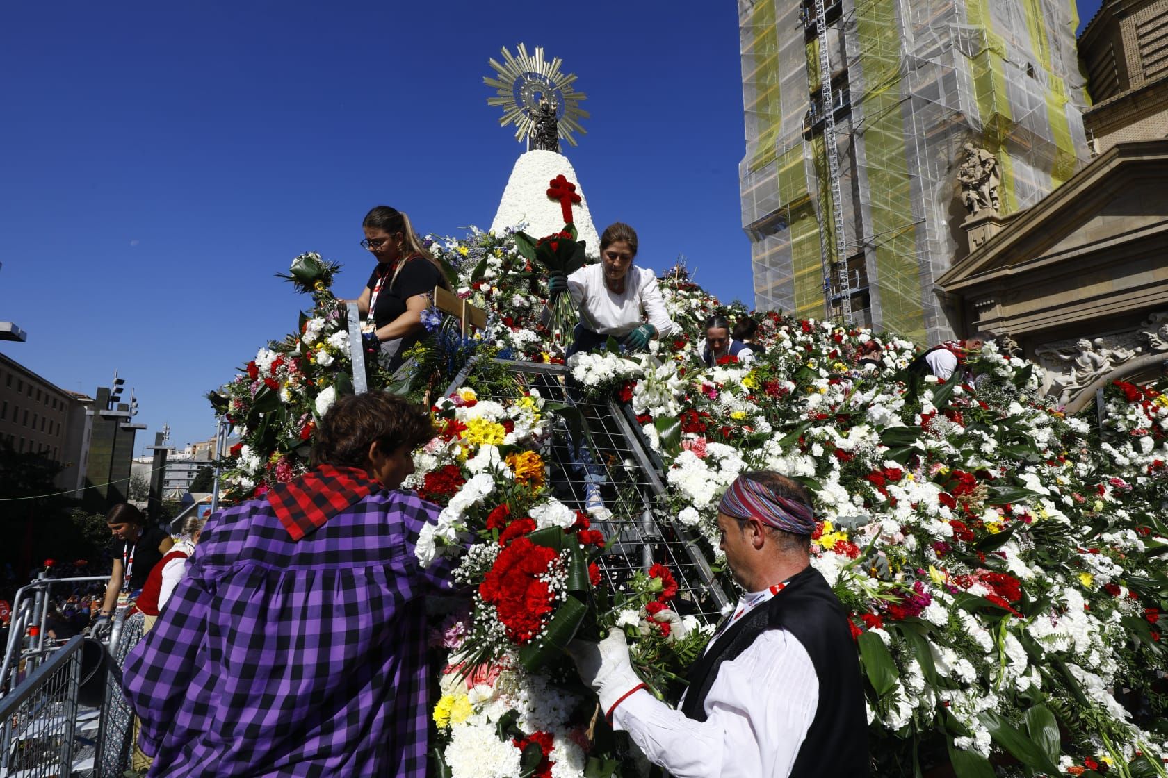 En imágenes | Zaragoza vive su día grande con la Ofrenda de Flores a la Virgen del Pilar