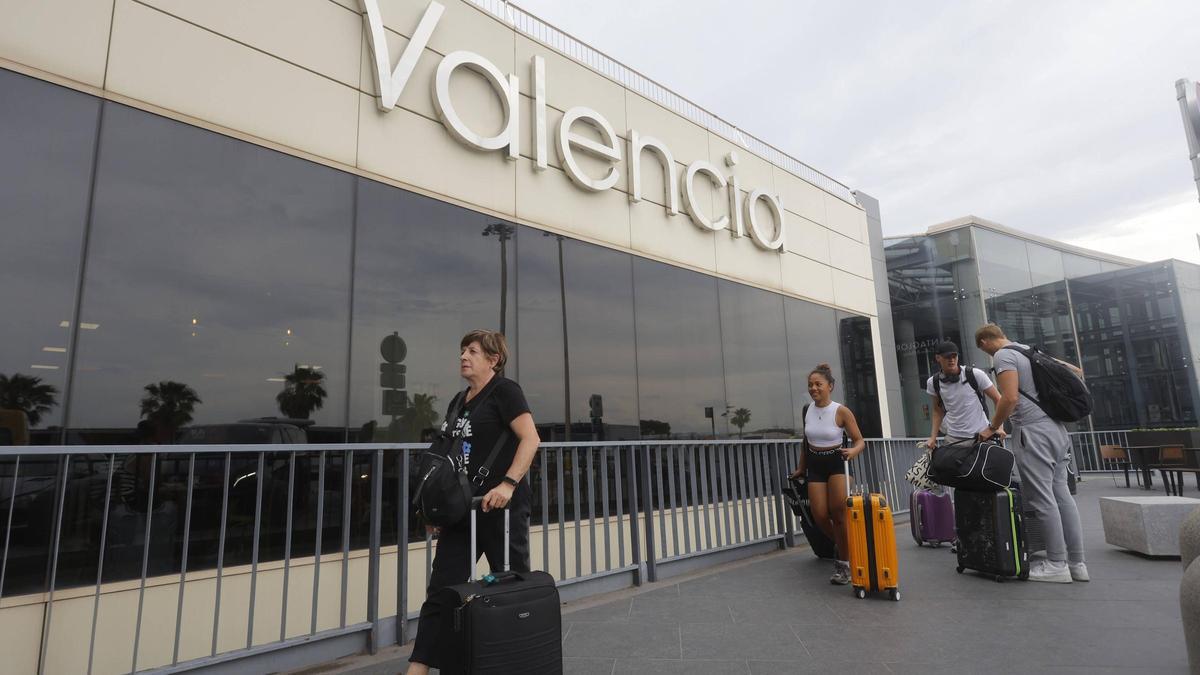 Turistas llegando con sus maletas al aeropuerto de Valencia, este pasado año.