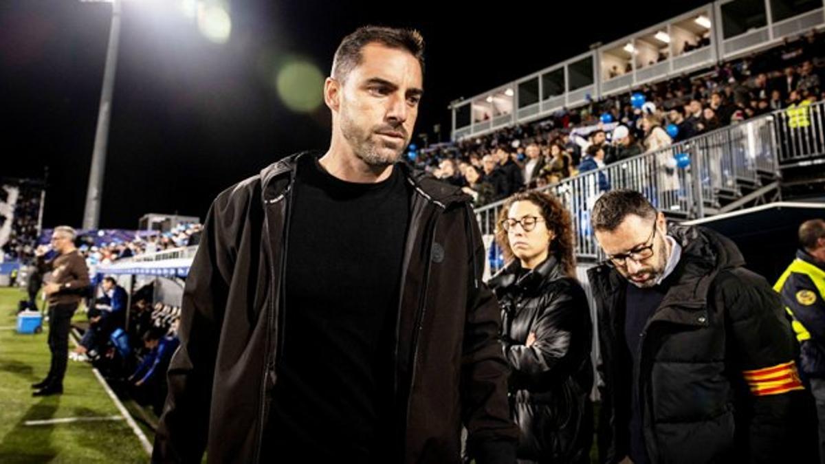 Rubén Sellés se dirige al banquillo del Real Zaragoza en el derbi ante el Huesca.