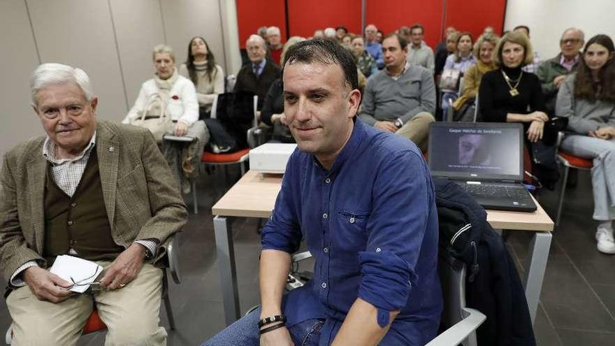 Pablo Vázquez Otero, a la derecha, junto al presidente de la Fundación Foro Jovellanos.