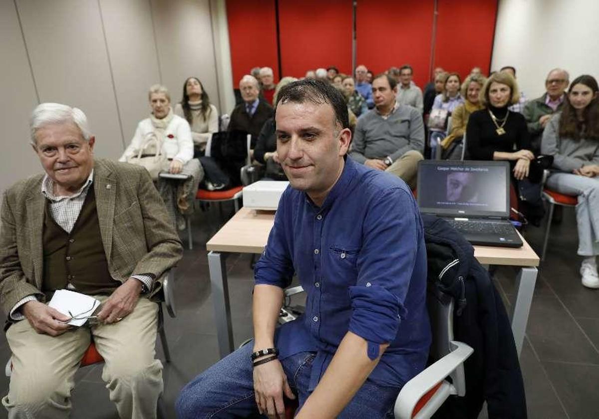 Pablo Vázquez Otero, a la derecha, junto al presidente de la Fundación Foro Jovellanos.