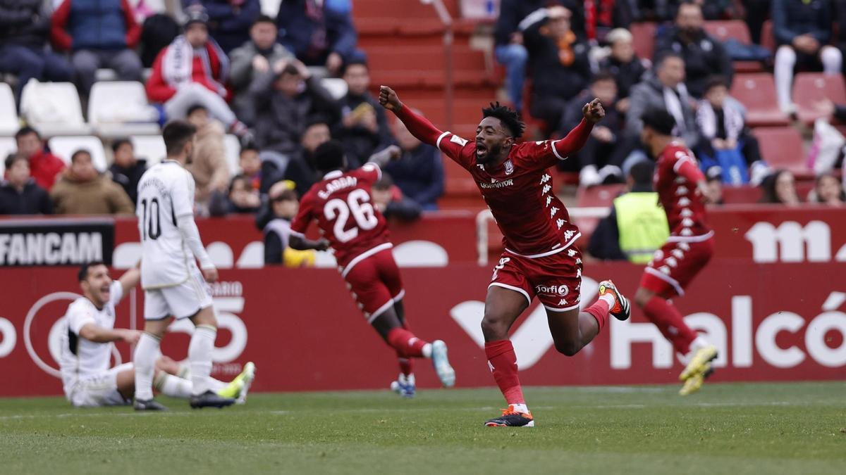 Los jugadores del Alcorcón celebran el gol del triunfo ante el Albacete.