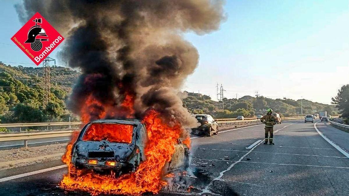 Un coche arde tras un accidente múltiple con cuatro vehículos implicados en la AP-7 a la altura de la Vila