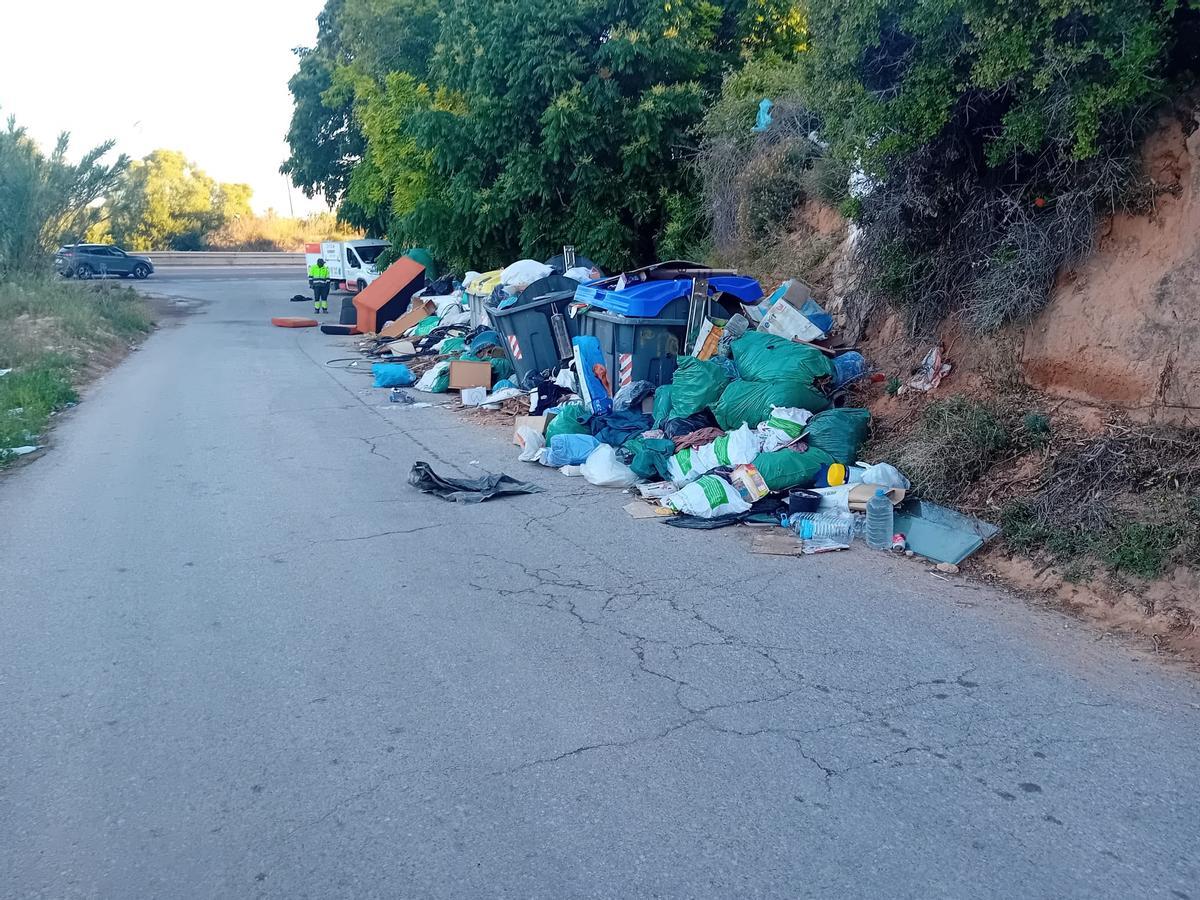 Contenedores desbordados en un diseminado.