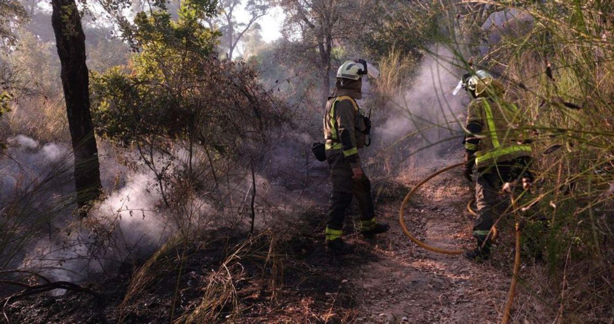 Operativo de extinción del fuego en Canibelos. |  Roi Cruz