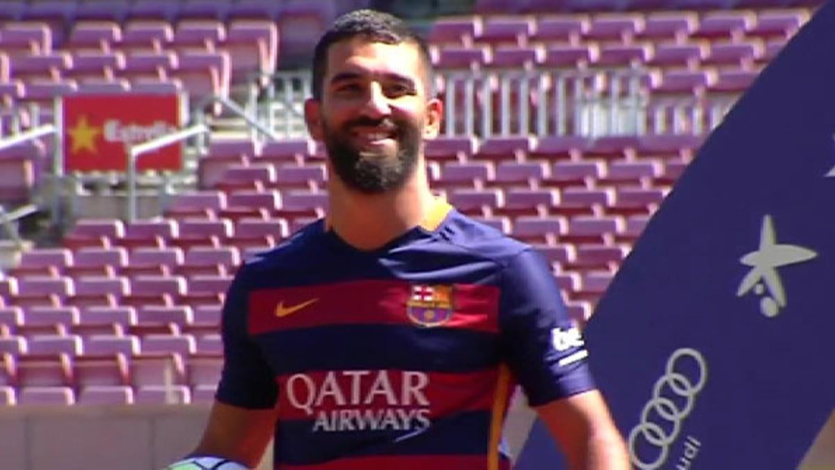 Arda Turan, feliz con la camiseta del Barça