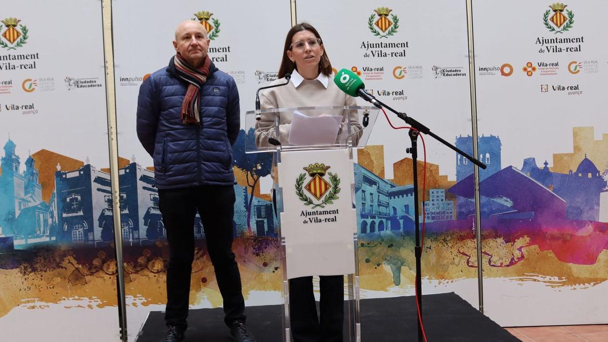 La regidora de Normalització Lingüística de Vila-real, Noelia Samblás; i l'escriptor i integranst de l'Associació Cultural El Guitarró, Vicent Usó, han presentat hui la nova convocatòria dels Premis Maig.