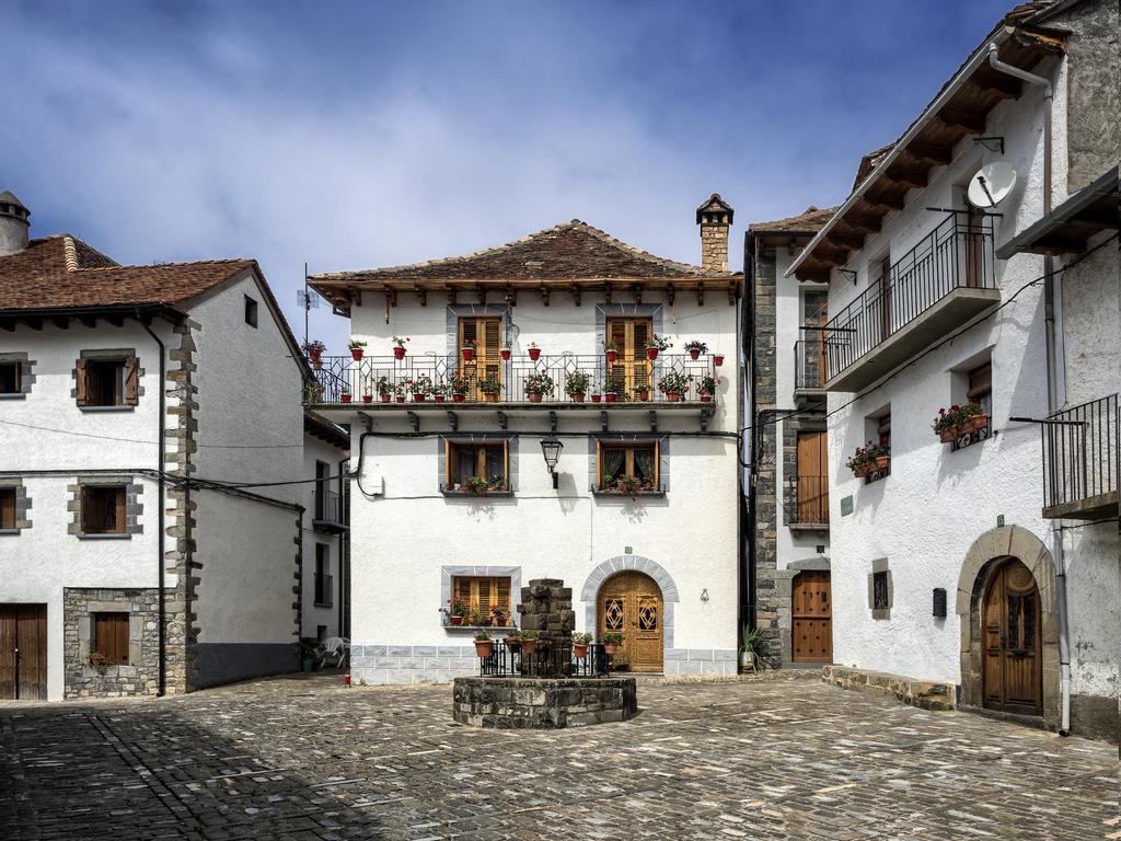 Una de las calles principales de Ansó