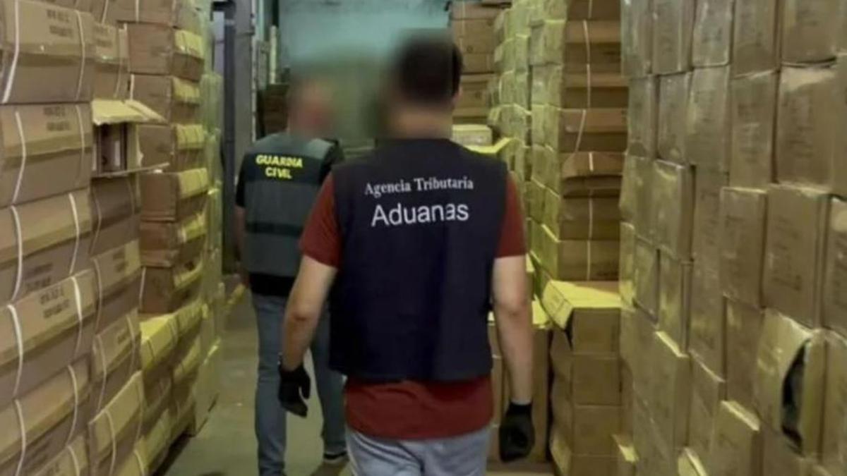 La Guardia Civil y la Agencia Tributaria intervienen articulos falsificados, en una imagen de archivo.