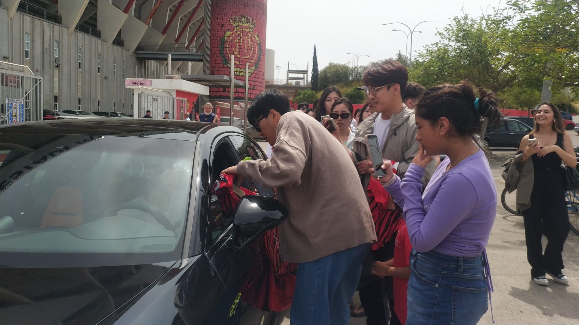 Marea de aficionados surcoreanos en Son Moix para ver a Kang In Lee