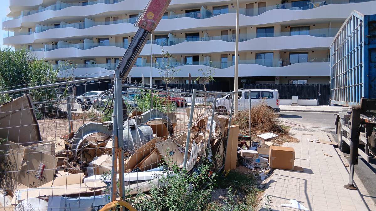 El consistorio está asumiendo con recursos propios la recogida de enseres.