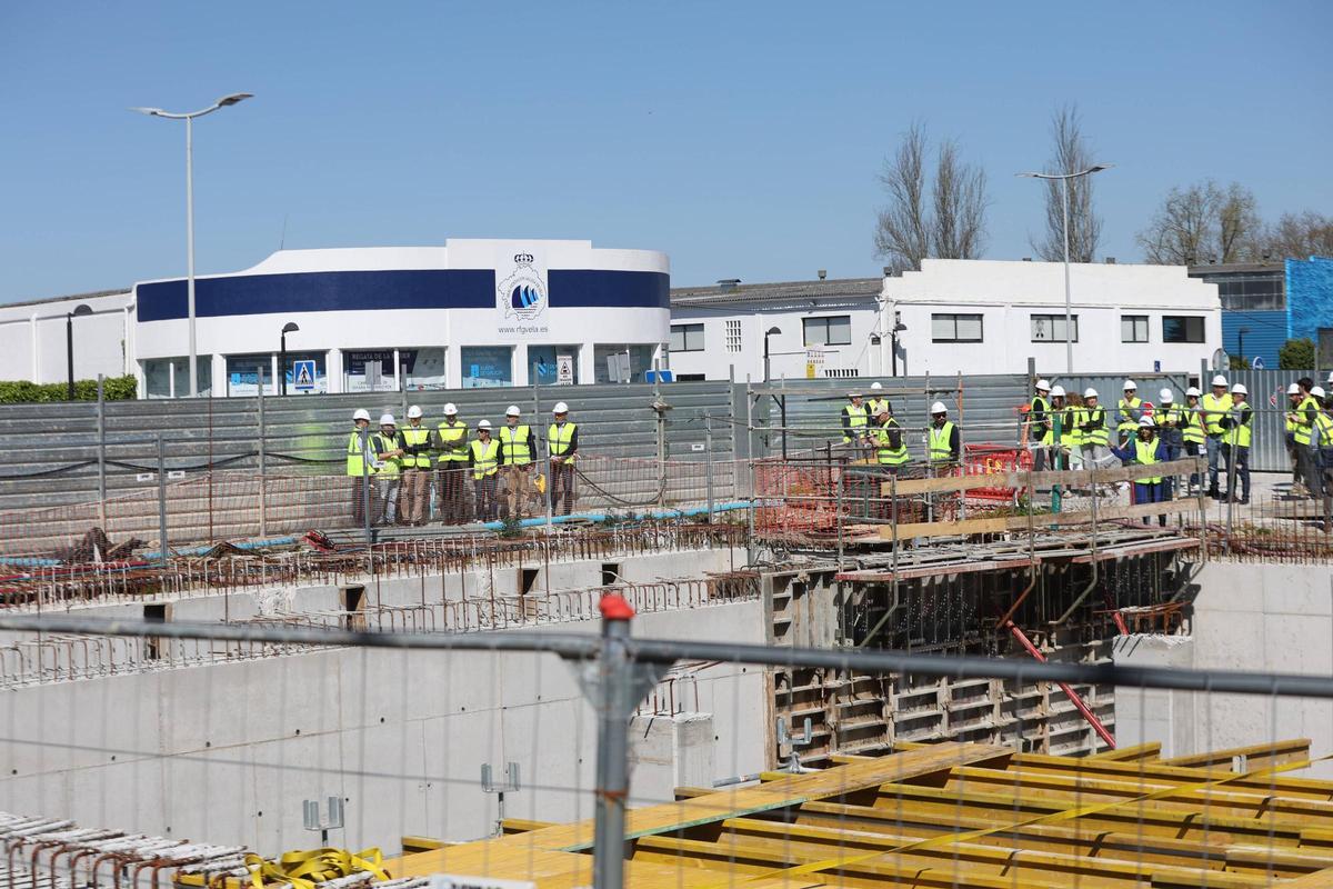 La comitiva institucional atiende a las explicaciones de los técnicos, frente al tanque de tormentas de la plaza de abastos de Vilagarcía.