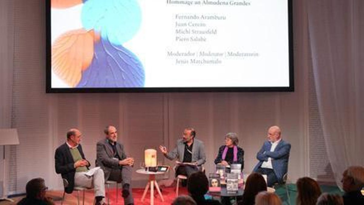 La charla del homenaje a Almudena Grandes con su editor, Juan Cerezo (segundo por la izda.), y el escritor Fernando Aramburu (primero por la dcha.).