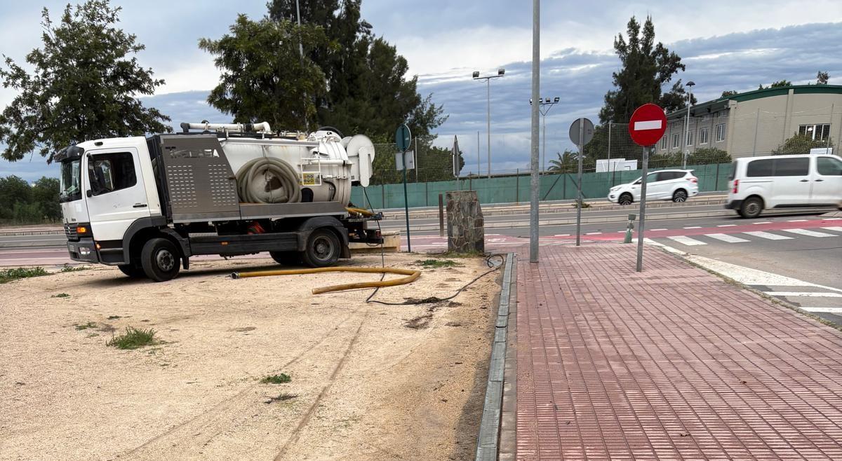 Un camión limpia el alcantarillado en la ronda de circunvalación.