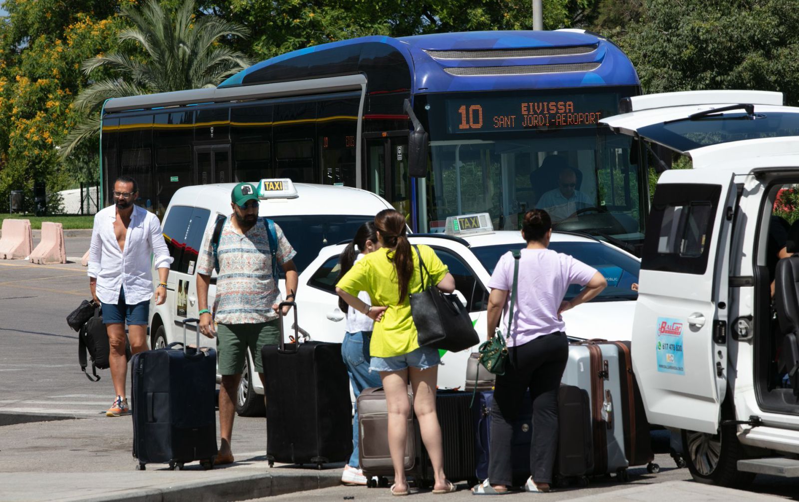 Turistas tras llegar al aeropuerto de Eivissa en una imagen de archivo.