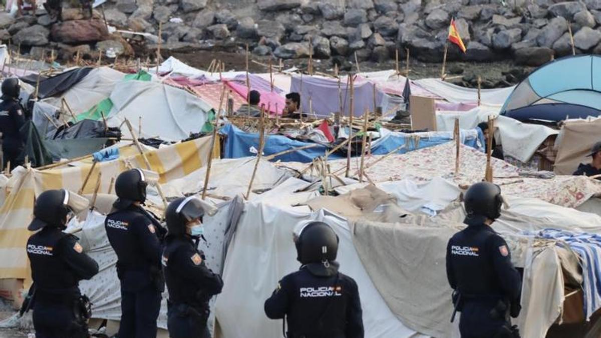 DESALOJO PLAYA CEUTA | La policía desaloja el asentamiento de la playa próxima a la desaladora de Ceuta
