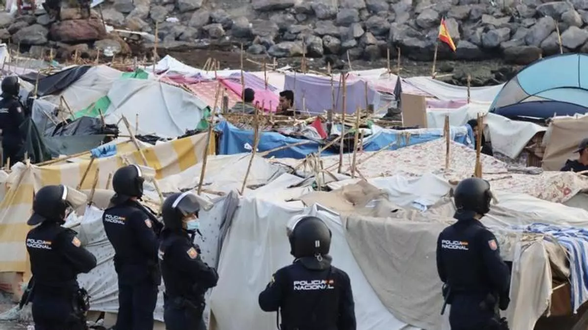 La policía desaloja el asentamiento de la playa próxima a la desaladora de Ceuta