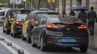 Un nuevo estudio del taxi alerta de un "colapso" en Barcelona que empeorará con la entrada de más VTC