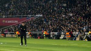 Xavi, abatido, en la banda durante el Barça-Villarreal en Montjuïc.