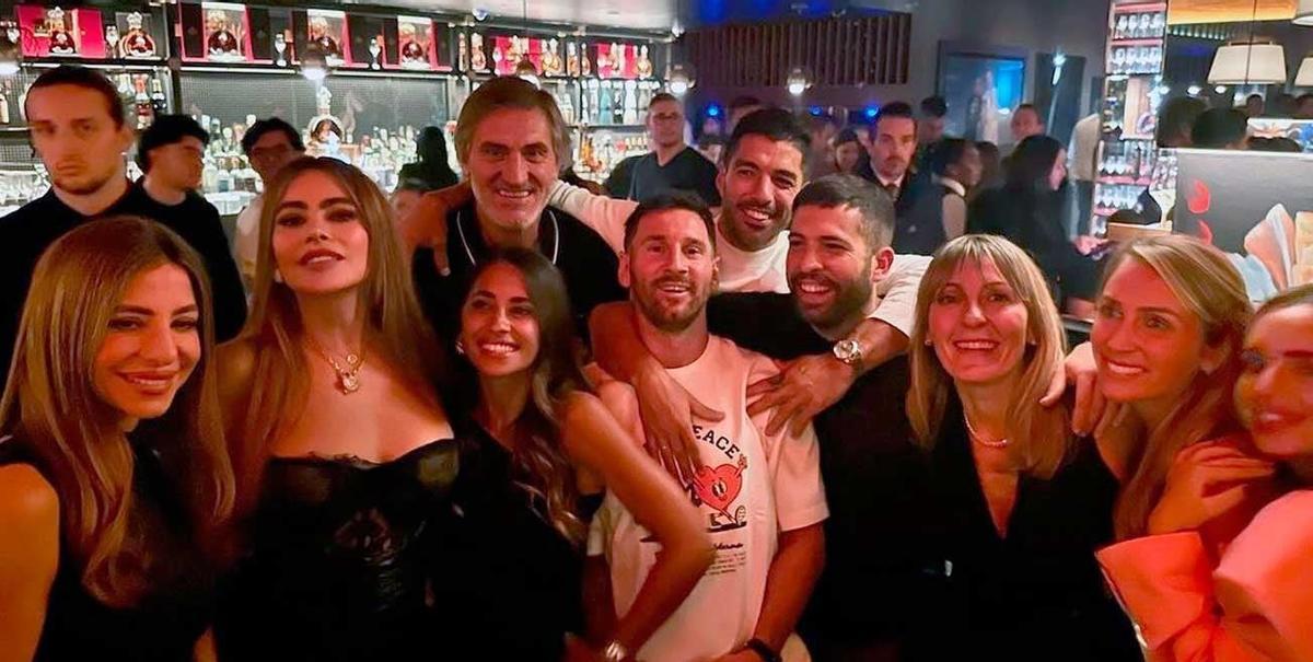Sofia Vergara y amigas, junto a los Messi y sus amigos.
