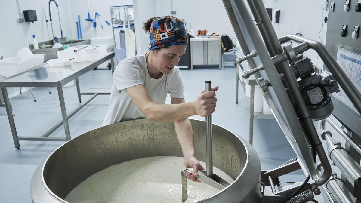 Anna Puig elaborando queso en el obrador comunitario El Quall