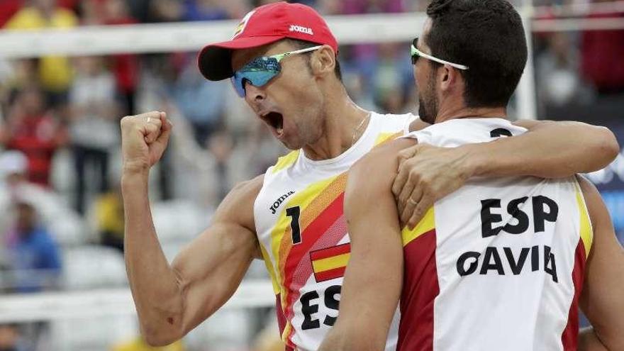 Pablo Herrera y Adrián Gavira celebran el pase a octavos ante EEUU.