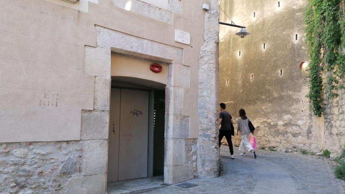 El carrer del Portal Nou, ahir sense cap pertinença dels sense sostre habitual a la zona.  | M.V.