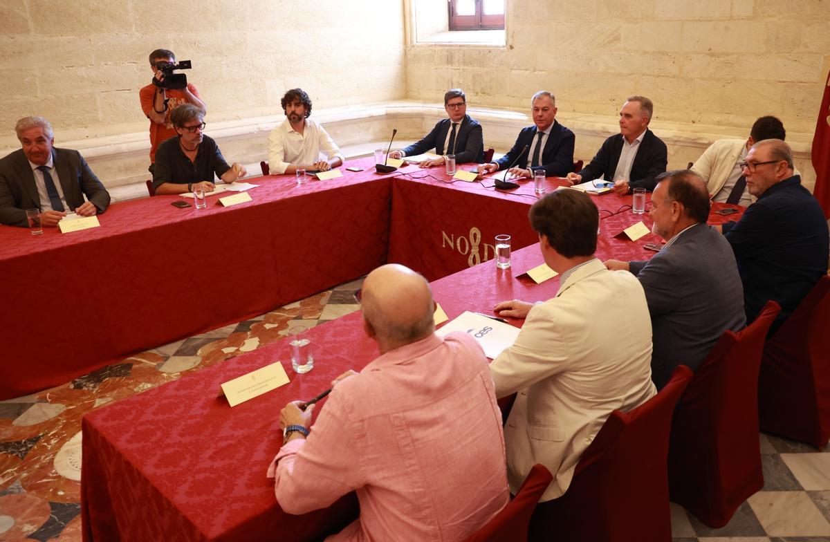 El alcalde de Sevilla, José Luis Sanz (2i); junto a varios concejales durante el encuentro con los agentes sociales y económicos de la ciudad. A 04 de septiembre de 2024, en Sevilla (Andalucía, España). El alcalde de Sevilla, José Luis Sanz, ha mantenido un encuentro con los agentes sociales y económicos de la ciudad, entre ellos, el presidente de la CES, Miguel Rus; el secretario general de UGT Sevilla, Juan Bautista; el secretario general de CCOO, Carlos Aristu. 04 SEPTIEMBRE 2024 Rocío Ruz / Europa Press 04/09/2024 / JOSE LUIS SANZ;Rocío Ruz;category_code_new;