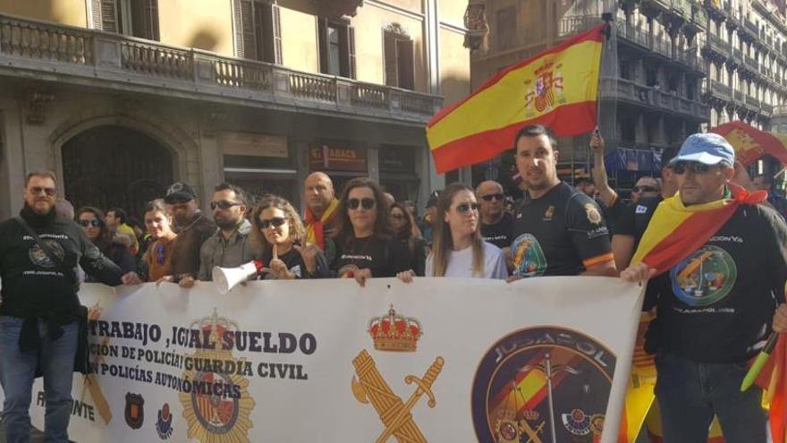 Cerca de 100 agentes de Alicante piden la equiparación salarial en Barcelona