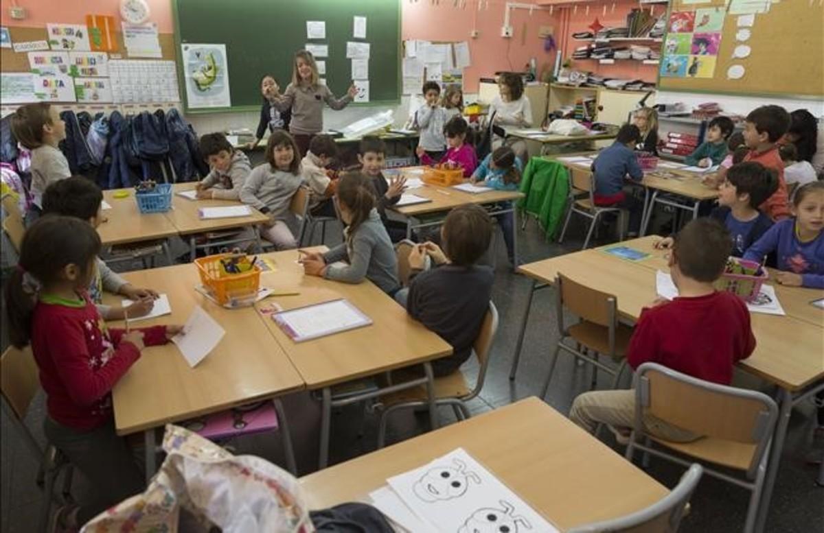 Alumnos de dos escuelas intercambian experiencias en una jornada compartida en el colegio Lanaspa-Giralt, en Terrassa, el pasado abril. 