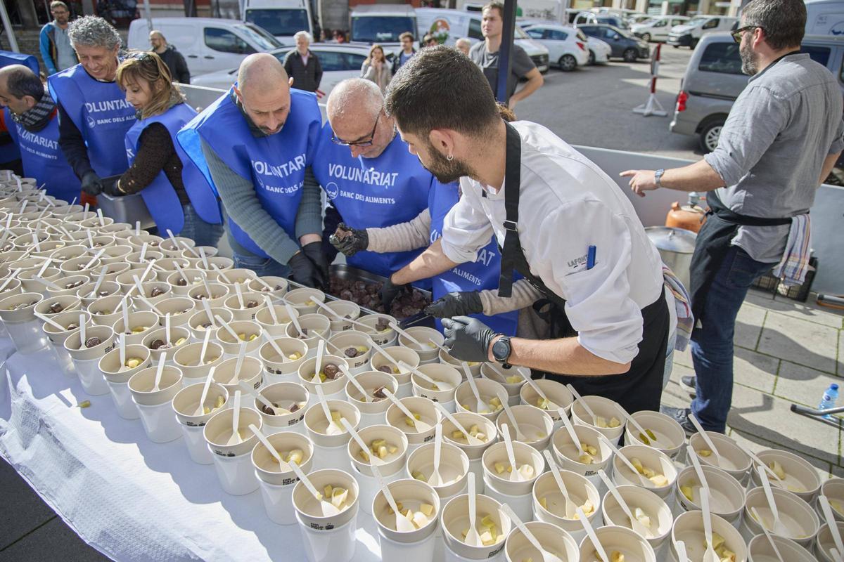 Les imatges de l'escudellada popular dels cuiners de Can Xapes a Girona
