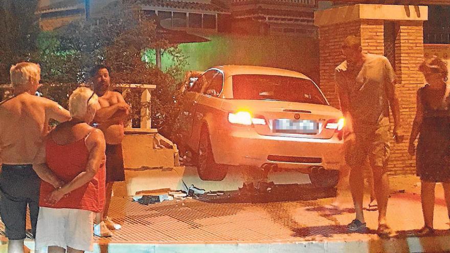 Solo una patrulla de la Policía Local vigila el litoral por las noches